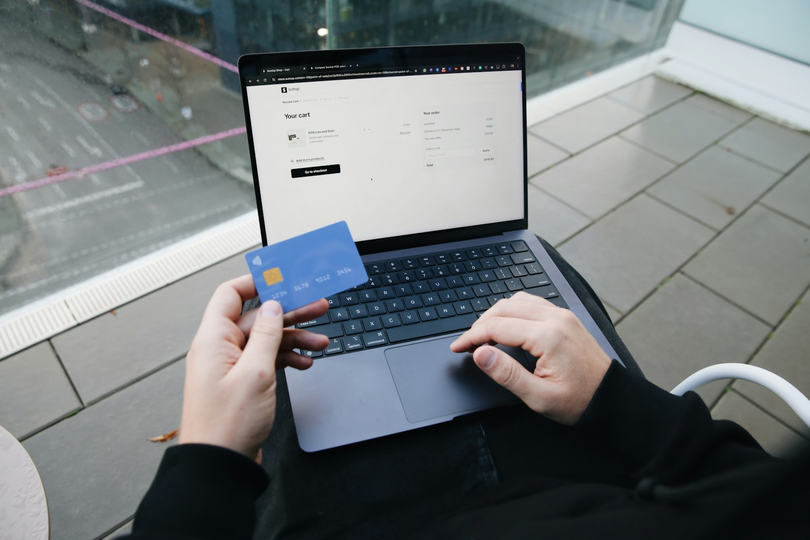 Πελάτης με κάρτα πληρωμής ολοκληρώνει online παραγγελία